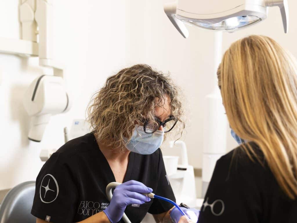 Limpieza dental con ultrasonidos en Bucodontos