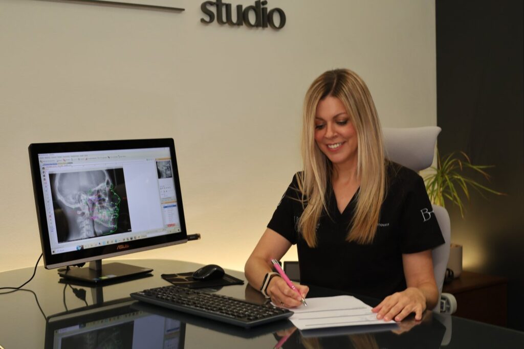 Dra. Rocío Canovaca revisando un estudio en su despacho